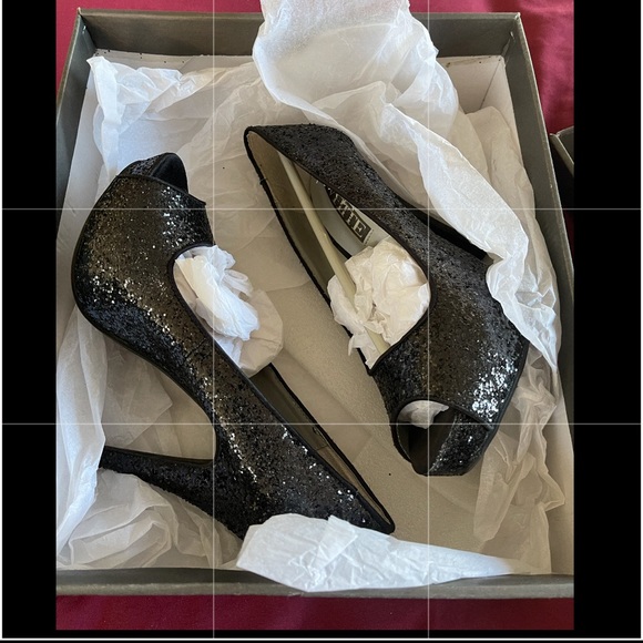 VERA WANG SHOES.. VERY PRETTY - Picture 6 of 7